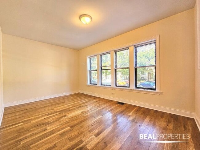 Building Photo - 1 bedroom in CHICAGO IL 60613 Unit W1 Rental