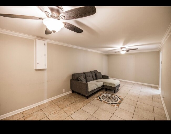 Photo - 907 N Graycroft Ave