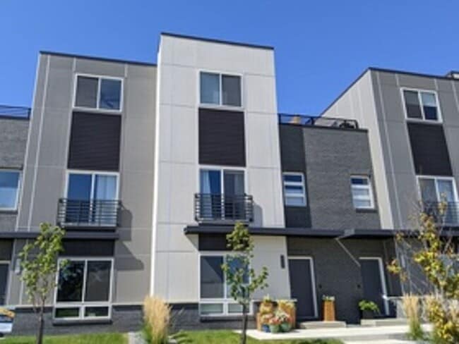Building Photo - Beautiful Townhome for Rent