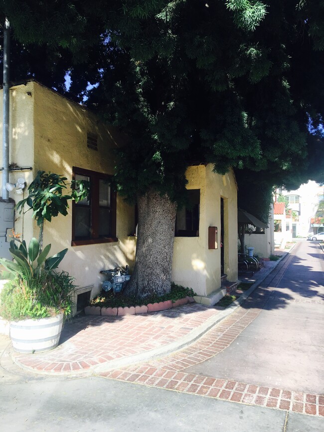 Photo - 5031 Bakman Ave