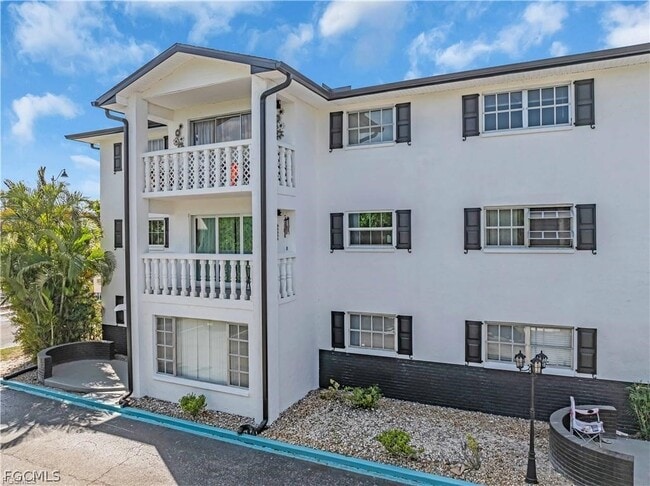 Building Photo - 3704 Broadway Unit 112