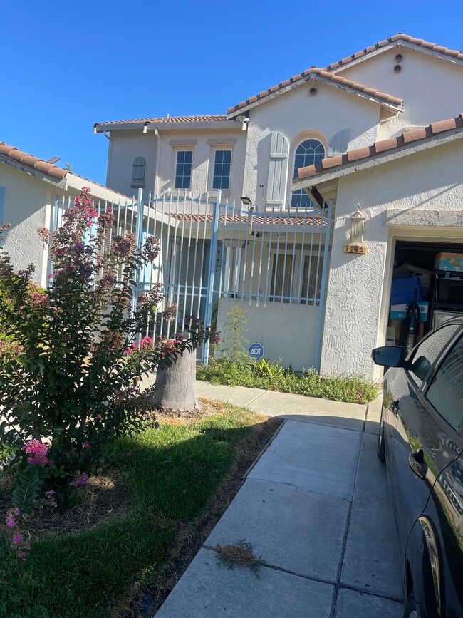 1295 Esplanade Dr