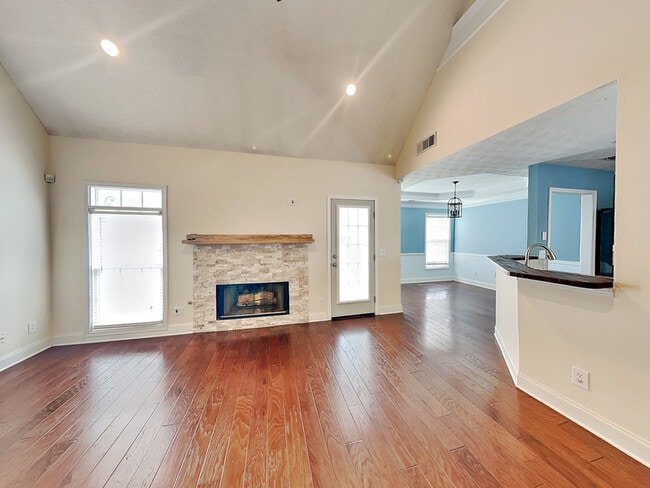 Building Photo - 17 Derby Way NE