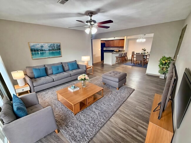 Building Photo - 1070 University Dr Unit 3