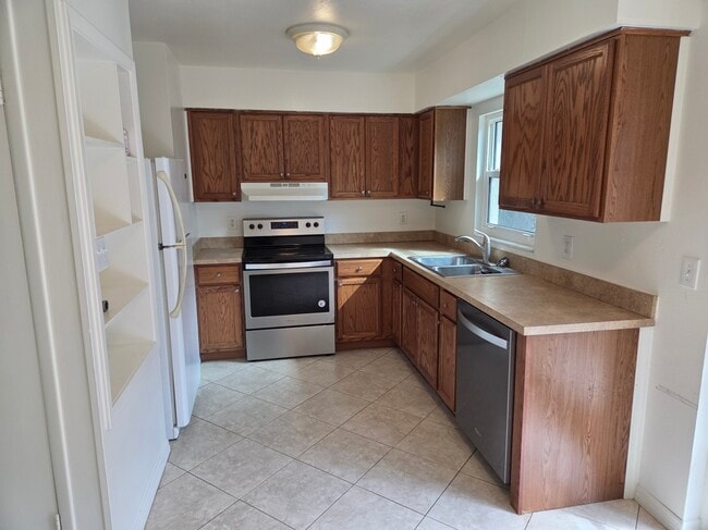 Kitchen - 2541 Waldemere St