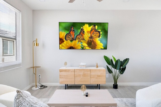 Building Photo - 6612 W Paradise Ln Unit ID1240442P