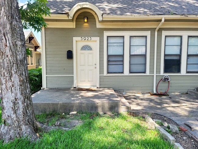 Building Photo - 1 Bed, 1 Bath duplex in Junius Heights