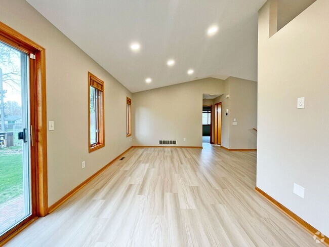 Building Photo - Lovely Modern Home has Vaulted Ceilings, 3...