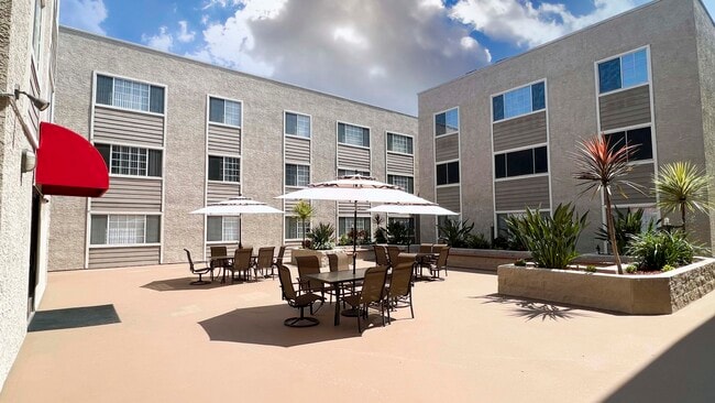 COURTYARD - Belmont Place - Senior Community Unit 130