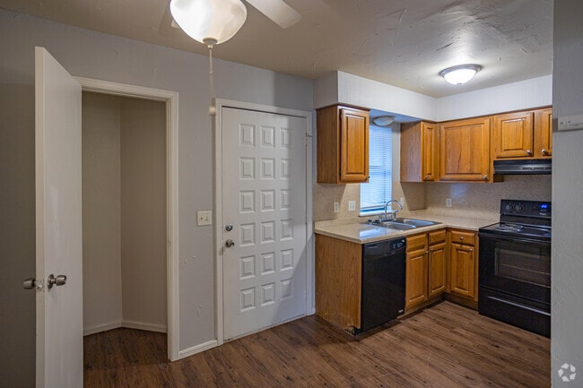 Mansion West - Kitchen