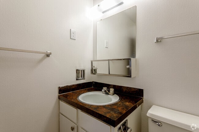 1BR, 1BA - 636SF