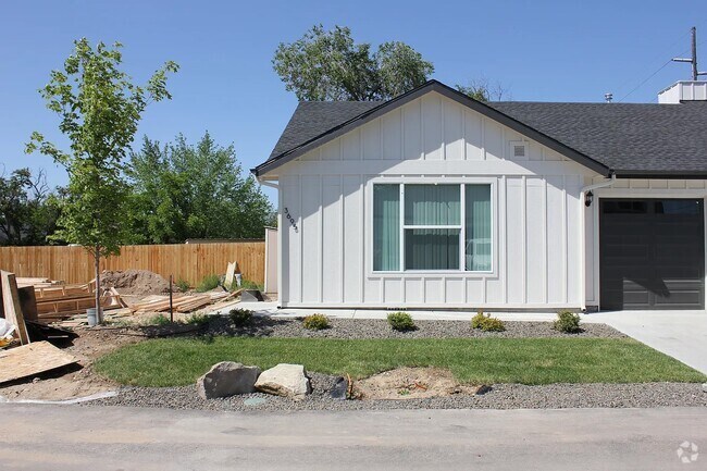 Building Photo - 3695 N Maple Grove Rd Rental