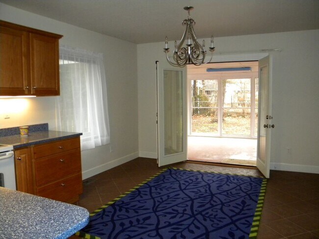 Photo - 2010 S Race St