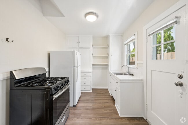 1BR, 1BA - 900SF - Kitchen