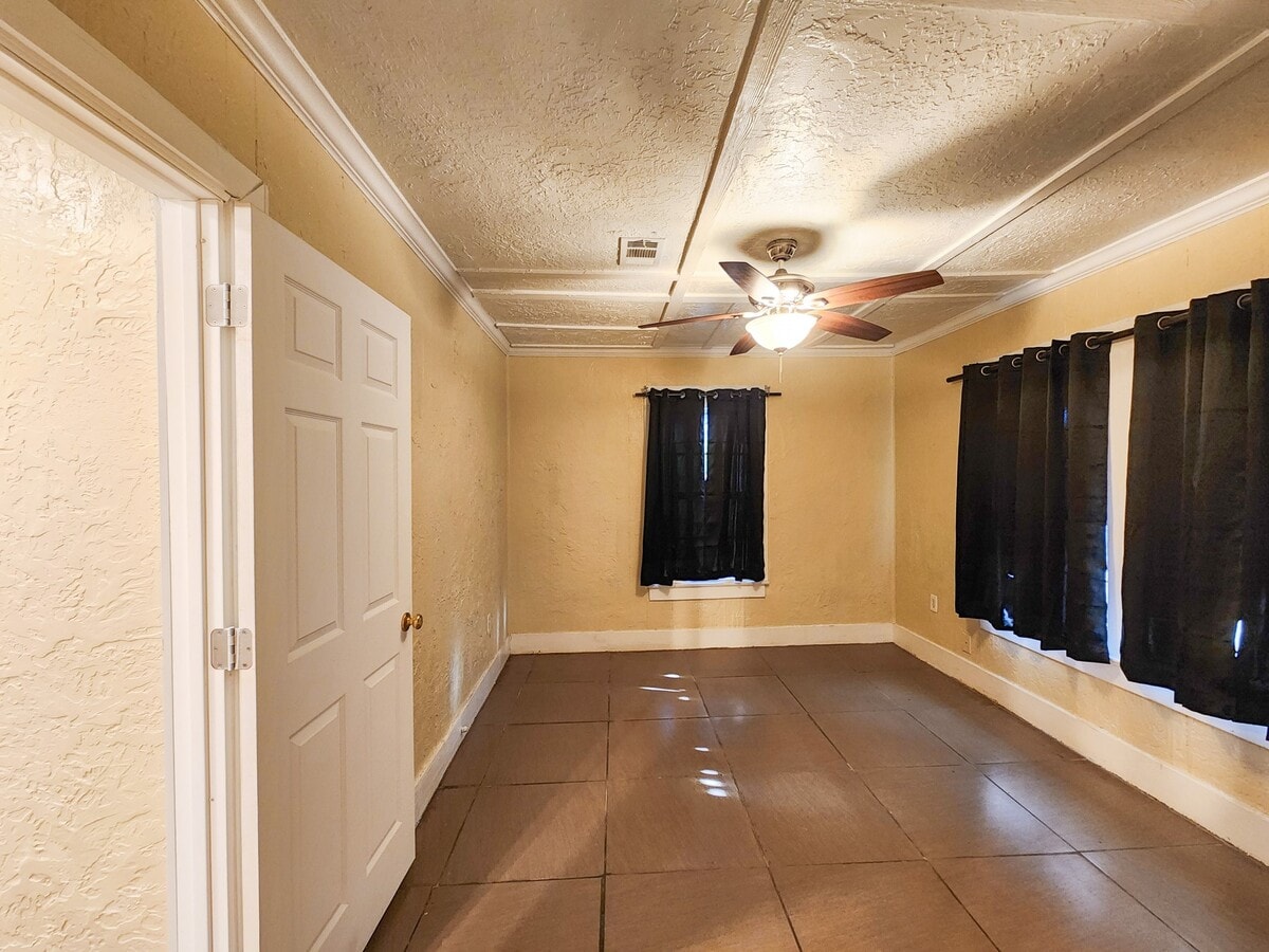 Photo - 2222 Hogg St