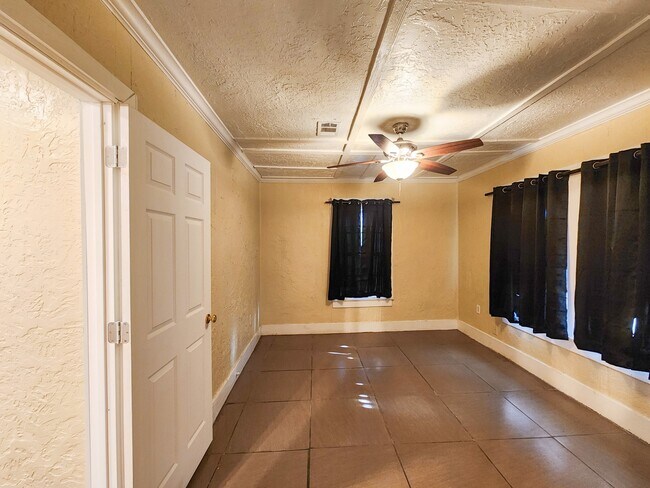 Photo - 2222 Hogg St