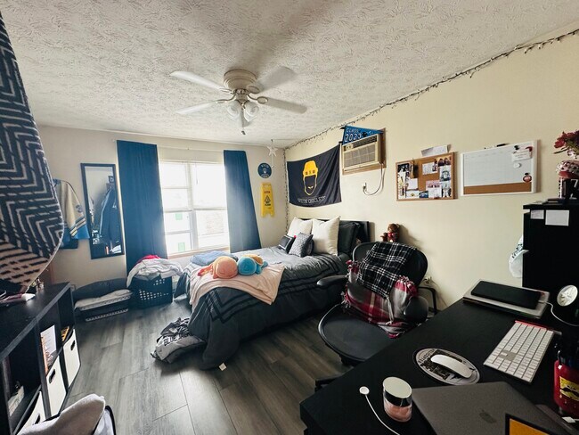 Photo - 1584 E Summit St