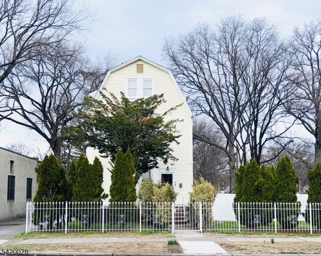 Building Photo - 746 Springdale Ave