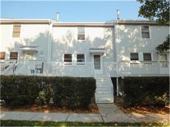Building Photo - 1730 Merrimac Ln N Rental