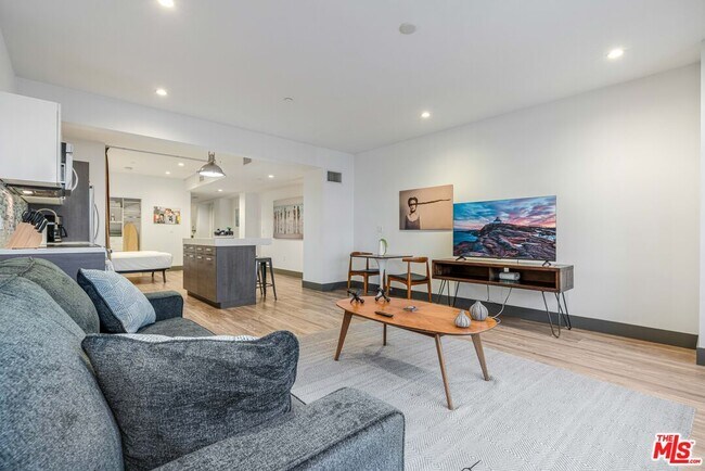 Photo - 932 S Hill St Unit 405