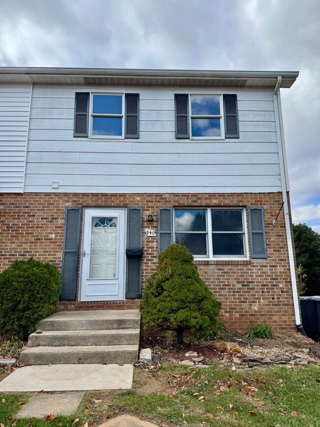 Building Photo - Townhouse for Rent