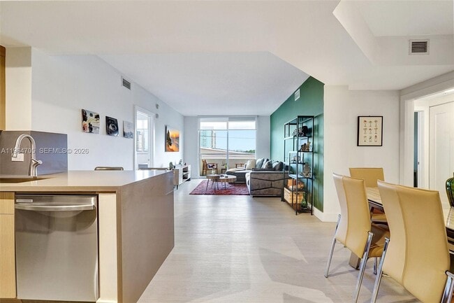 Building Photo - 18800 NE 29th Ave Unit 517