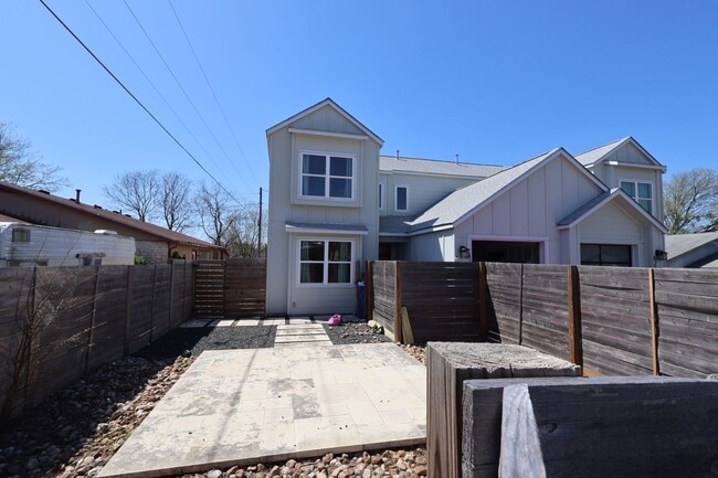 Building Photo - Newly Built Duplex!