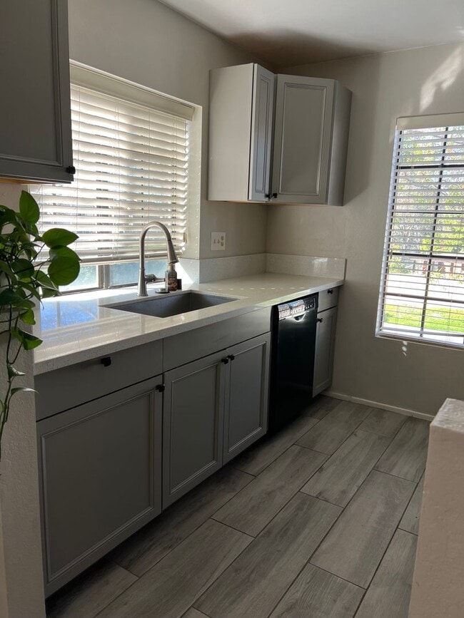 Building Photo - 1-bedroom condo - great location in Mira Mesa!