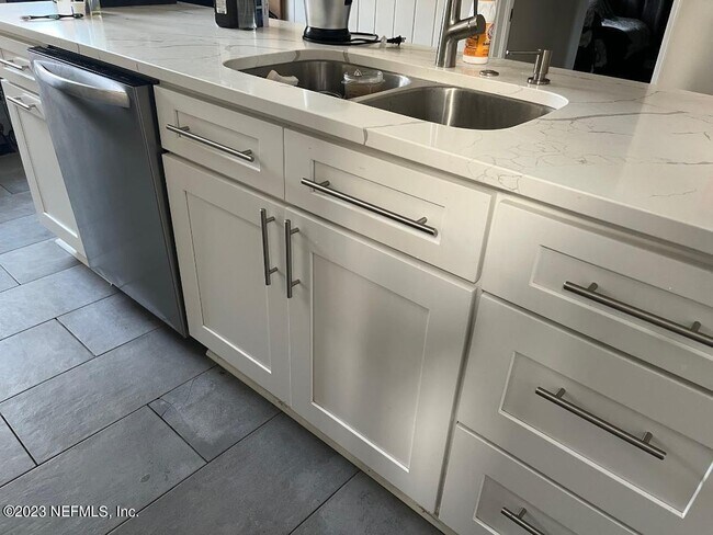 Photo - 1337 Menna St