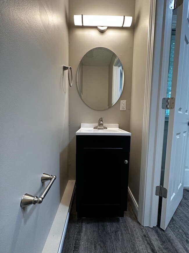Medio baño renovado - Parkview Townhomes