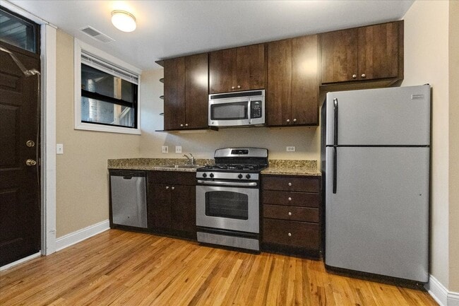 Building Photo - 3706 N Sheffield Ave Rental