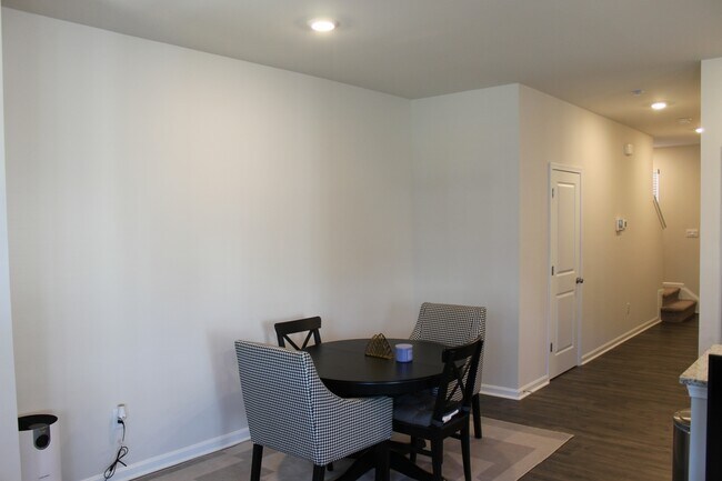 Photo - 1523 Stanford Ln