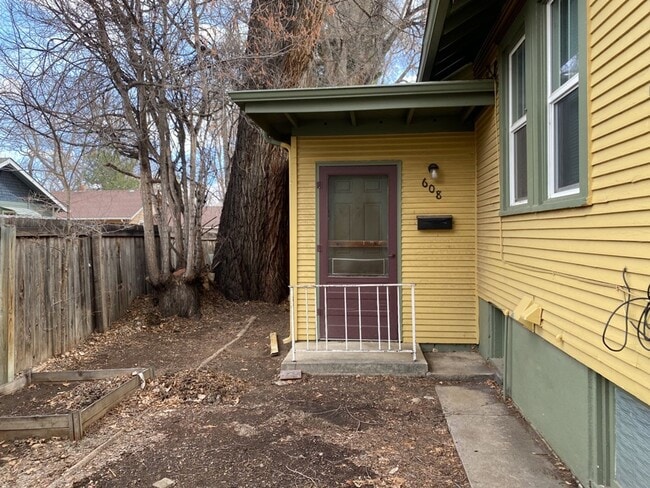 Building Photo - STUDENTS WELCOME! One-Bedroom Bungalow 1 Block from CSU!