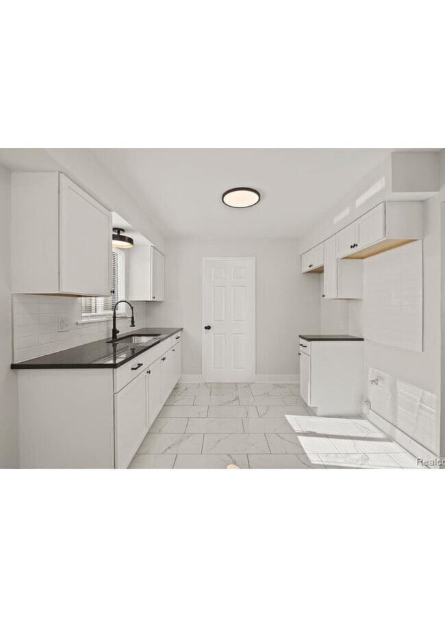 Building Photo - Newly Remodel Home