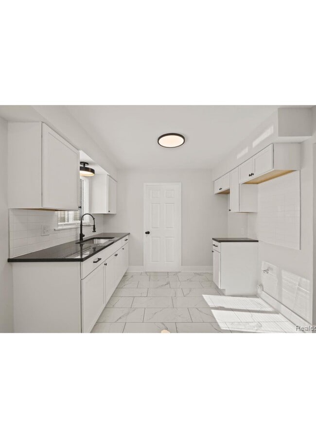 Building Photo - Newly Remodel Home