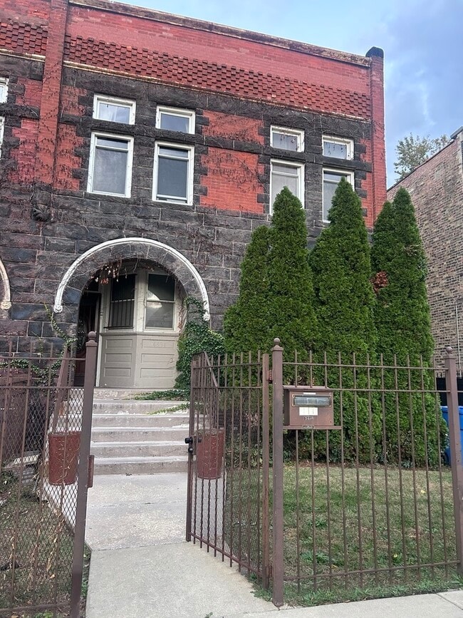 Building Photo - 4531 S Oakenwald Ave Unit 2R