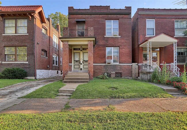 Updated 1st Floor 1 Bedroom in Historic Shaw, Only Blocks from MOBOT & Sasha’s!! - 4126 Shaw Blvd Townhome