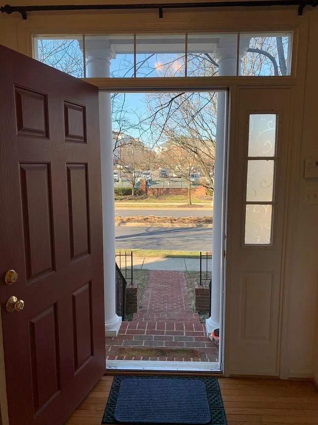 Puerta principal - 410 Redland Blvd