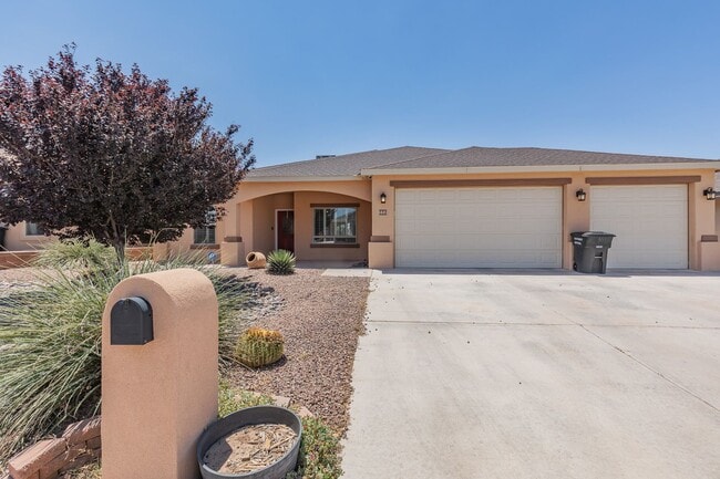 Building Photo - 4 Bedroom 2 bath Beautiful Home