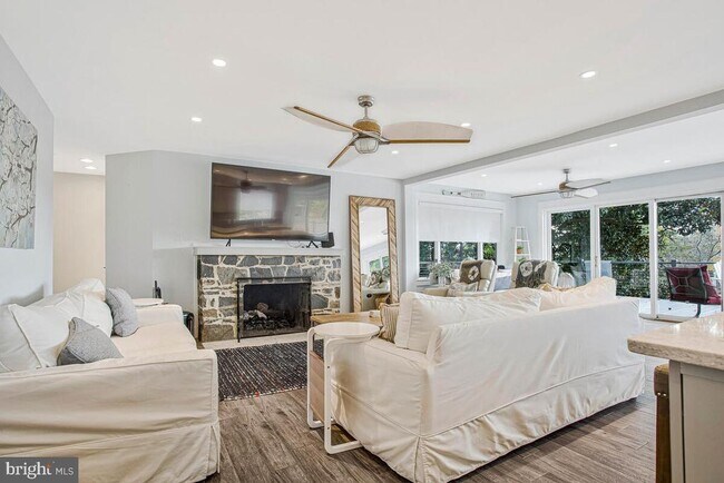 Photo - 125 Island View Dr