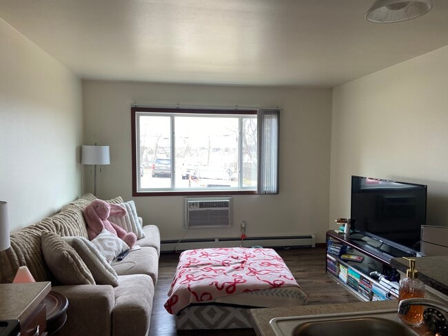 Large Living Room - The Metro On Vine