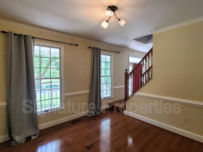 105 Oakwood Dr