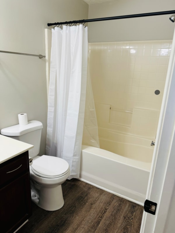 Photo - 208 Oak Grove Way