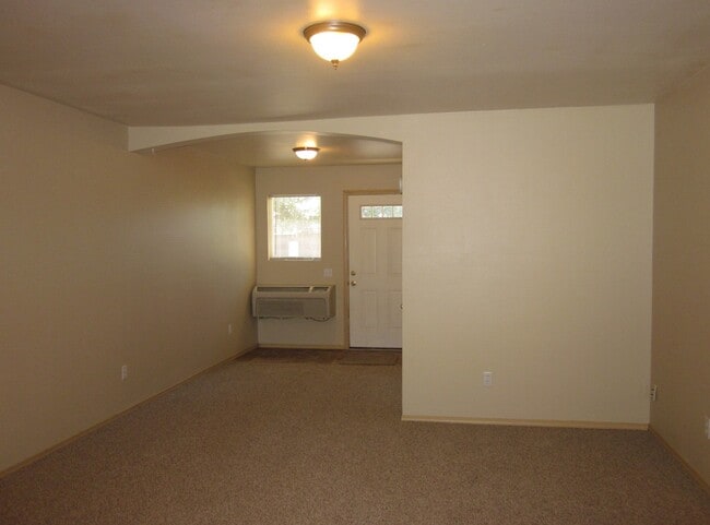 Building Photo - 1 Bedroom / 1 Bathroom Single Level Cottage in Redmond