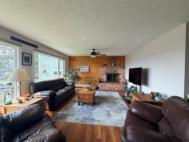 Photo - 205 E Chinook St