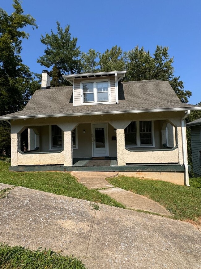 Building Photo - 3 Bedroom || 1.5 Bathroom Home