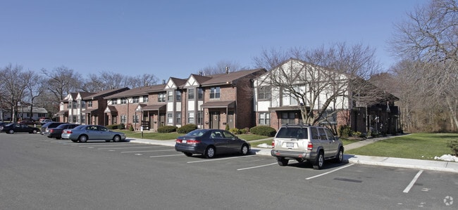 Brookwood at Islip Garden Apartments