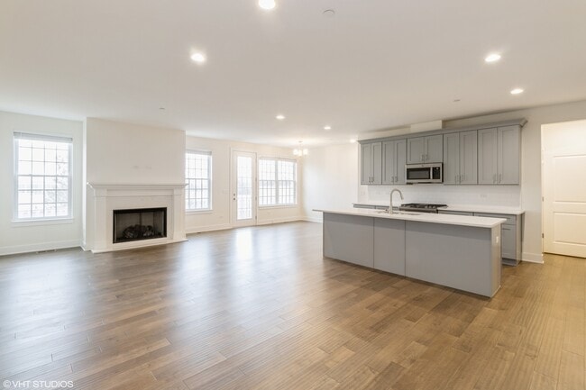 Photo - 738 Derby Ln