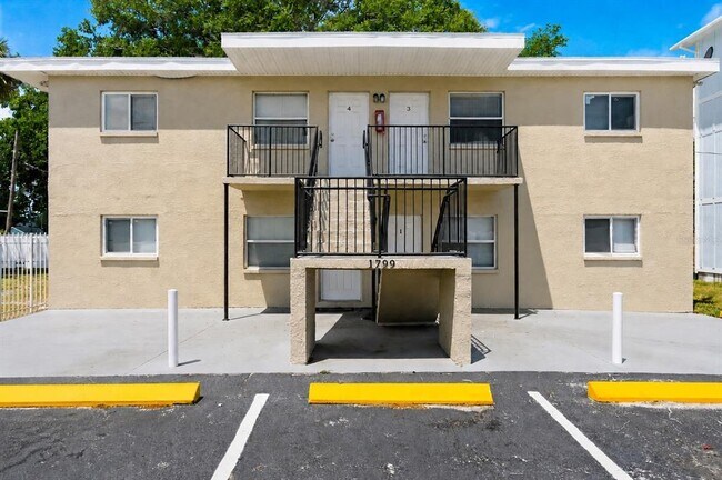 Building Photo - 1799 Russell St S Unit 3