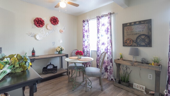 2BR,1BR,950SF - Hartford at Anchor Point